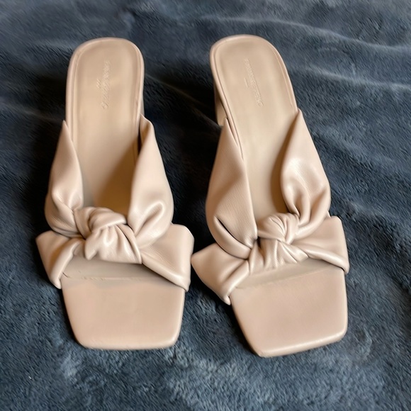 Butter soft, comfortable nude leather sandals - Picture 1 of 7